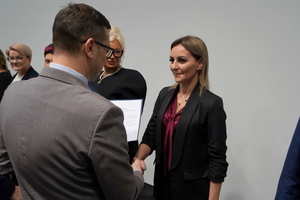 wyróżnieni otrzymują gratulacje od Wojewody