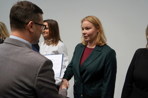 wyróżnieni otrzymują gratulacje od Wojewody