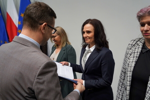 wyróżnieni otrzymują gratulacje od Wojewody