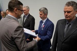 wyróżnieni otrzymują gratulacje od Wojewody