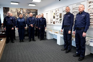 zebrani policjanci stoją w szeregach