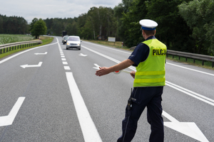 Policjanci ruchu drogowego podczas działań na drogach