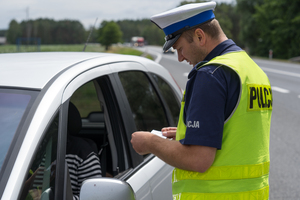Policjanci ruchu drogowego podczas działań na drogach
