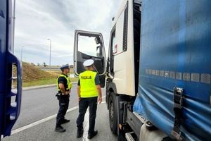 Policjanci ruchu drogowego podczas działań na drogach