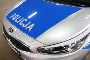 Napis policja na pokrywie silnika policyjnego radiowozu