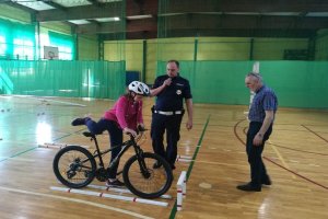 Rowerzystka na torze przeszkód i policjant