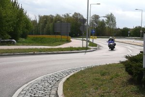 Policjant na motocyklu - pilot kolumny wyścigu