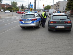 Policjantka kontroluje pojazd