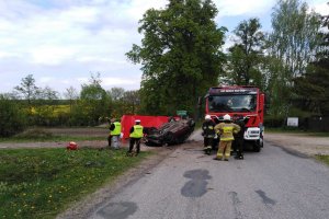 Policjanci i strażacy na miejscu wypadku