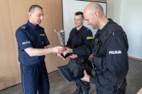 policjanci odbierają puchar