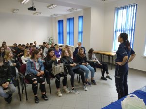 policjantka mówi do uczniów