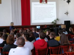 policjantka przemawia do uczniów