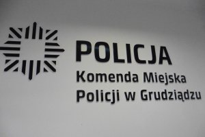 Napis o treści Policja  - Komenda Miejska Policji w Grudziądzu