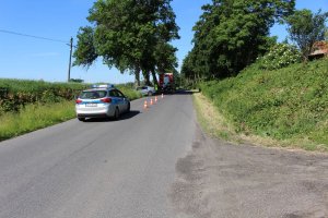 Policja i straż pożarna na miejscu wypadku.