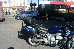 miejsce zdarzenia, na pierwszym planie policyjny motocykl w tle samochód skoda