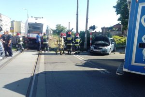 miejsce zdarzenia, szynobus, samochód skoda oraz służby ratownicze