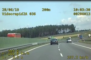 zdjęcie z ekranu policyjnego videorejestratora z pomiarem prędkości - 202 km/h