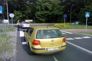 Policjant zatrzymuje do kontroli stanu trzeźwości jednego z kolejnych kierowców