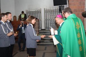 policjanci składają dary w kościele