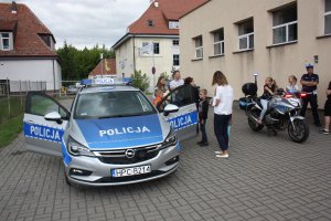 policjanci prezentują pojazdy użytkowane przez &amp;quot;drogówkę&amp;quot;