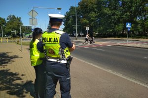 Policjanci nadzorują ruch przy przejściu