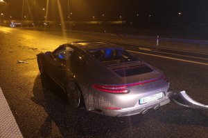 pojazd porsche na miejscu zdarzenia widok od tyłu