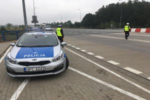 Policjant przygotowuje się do zatrzymania pojazdu