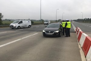 Sprawdzający trzeźwość policjanci