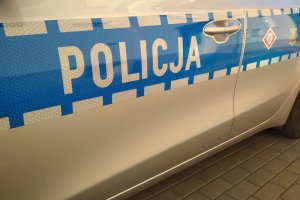 Napis policja na boku radiowozu