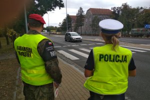 Patrol mieszany, policjantka pełni służbę z funkcjonariuszem ŻW