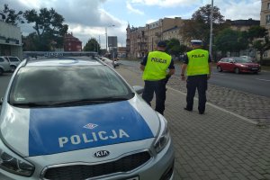 Przy ul. Focha w Grudziądza patrol mieszany - policjant z &quot;drogówki&quot; z kolegą z OPP w Bydgoszczy