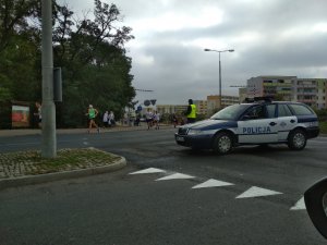 Policjant zabezpiecza ruch na jednym ze skrzyżowań podczas biegu