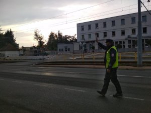 policjant zatrzymuje auto do kontroli drogowej