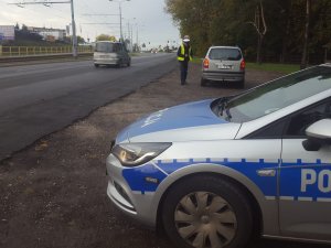 policjant kontroluje pojazd