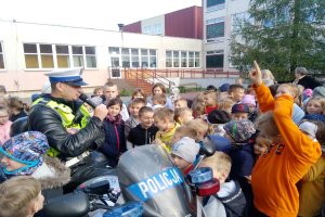 Policjant w trakcie spotkania z dziećmi