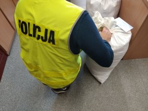 policjant robi oględziny krajanki