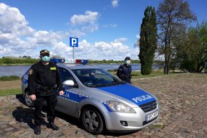 Zdjęcia przedstawiają wspólny patrol policjanta i strażnika miejskiego