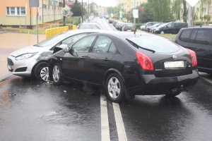 Rozbite Nissan i Ford po kolizji.