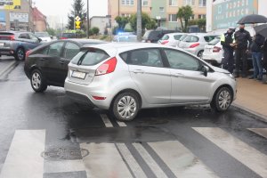 Rozbite Nissan i Ford po kolizji.