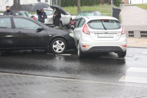 Rozbite Nissan i Ford po kolizji.