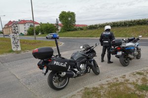 Policjant ruchu drogowego stojący obok motocykla