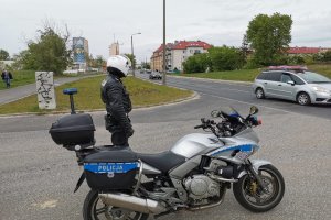 Policjant ruchu drogowego stojący obok motocykla