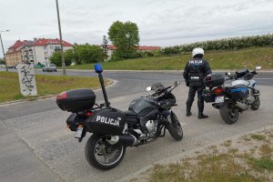 Policjant ruchu drogowego stojący obok motocykla