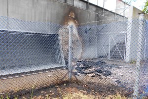 Spalone podstawy drogowe oraz ściana stadionu.