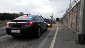 Policjant mierzący prędkość