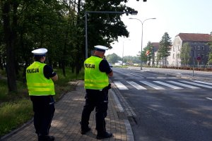 Policjant mierzący prędkość.