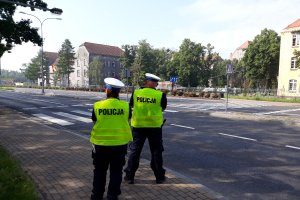 Policjanci mierzący prędkość.