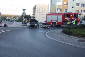 Zderzenie samochodu z motocyklem na rondzie