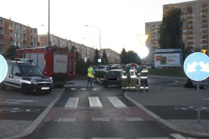 Zderzenie samochodu z motocyklem na rondzie