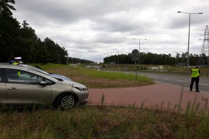 Policjant mierzący prędkość i prowadzący kontrole drogowe.